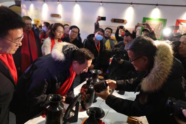 2月18日上午,首届中国非物质文化遗产保护年会在陕西省榆林市开幕.